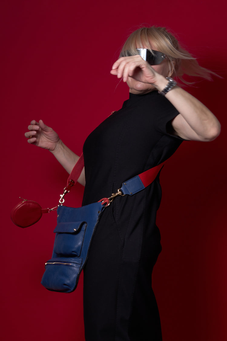 Umhängetasche "7-Pocket Bag" aus Leder, Dunkelblau, mit rotem Canvas Gurt - NATALIA KLUDT ART & FASHION