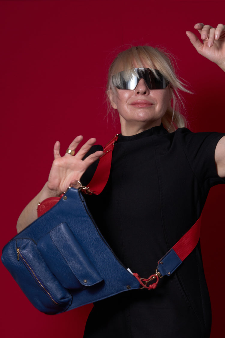 Umhängetasche "7-Pocket Bag" aus Leder, Dunkelblau, mit rotem Canvas Gurt - NATALIA KLUDT ART & FASHION
