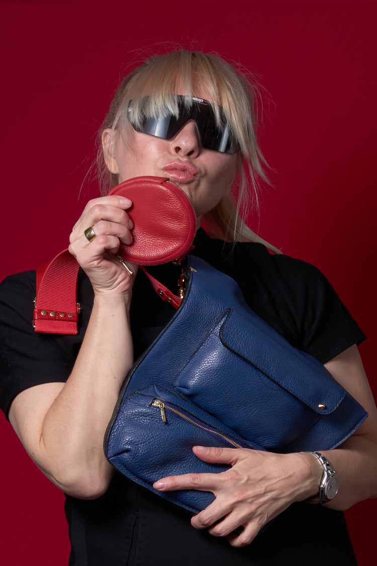 Umhängetasche "7-Pocket Bag" aus Leder, Dunkelblau, mit rotem Canvas Gurt - NATALIA KLUDT ART & FASHION