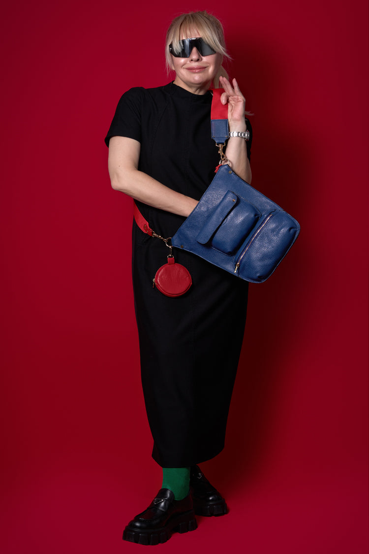 Umhängetasche "7-Pocket Bag" aus Leder, Dunkelblau, mit rotem Canvas Gurt - NATALIA KLUDT ART & FASHION