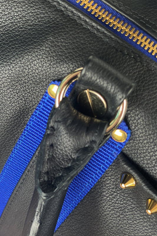 Reisetasche aus Leder, schwarz, mit blauem Canvas Gurt